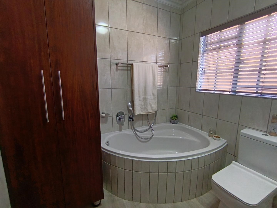 5 Bedroom Property for Sale in Langenhovenpark Free State